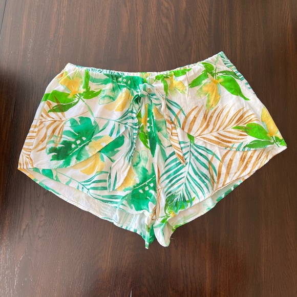 Gianni Bini White with Green/Yellow/Brown Tropical Print Shorts - Picture 6 of 15